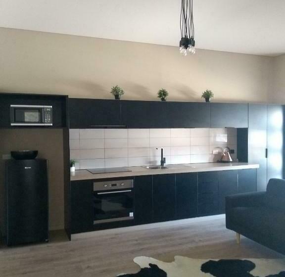 Отель Kindred Lodge Apartments