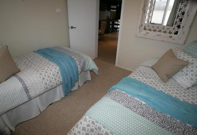 Отель Kindred Lodge Apartments