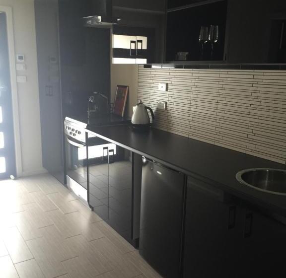 Отель Kindred Lodge Apartments