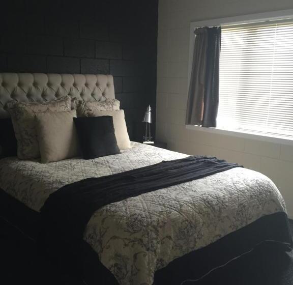 Отель Kindred Lodge Apartments