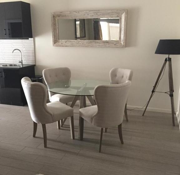 Отель Kindred Lodge Apartments