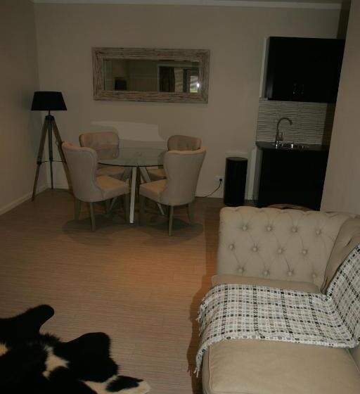 Отель Kindred Lodge Apartments