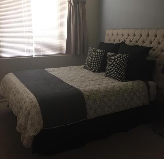 Отель Kindred Lodge Apartments