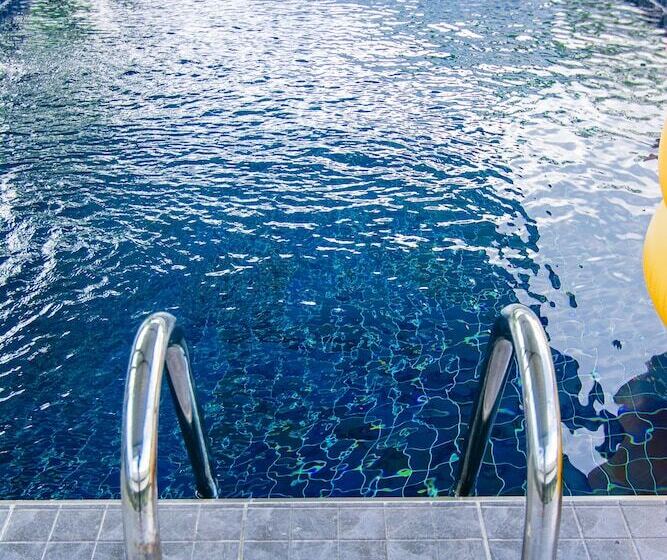 هتل Oyo 533 Runya Poolvilla