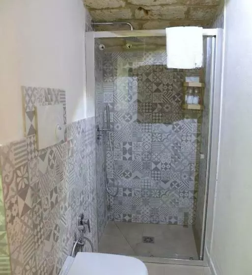 تختخواب و صبحانه La Stanza