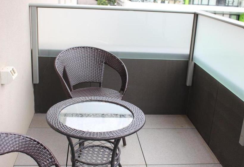 Poplar Box Hill Apartment