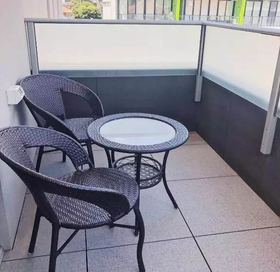 Poplar Box Hill Apartment