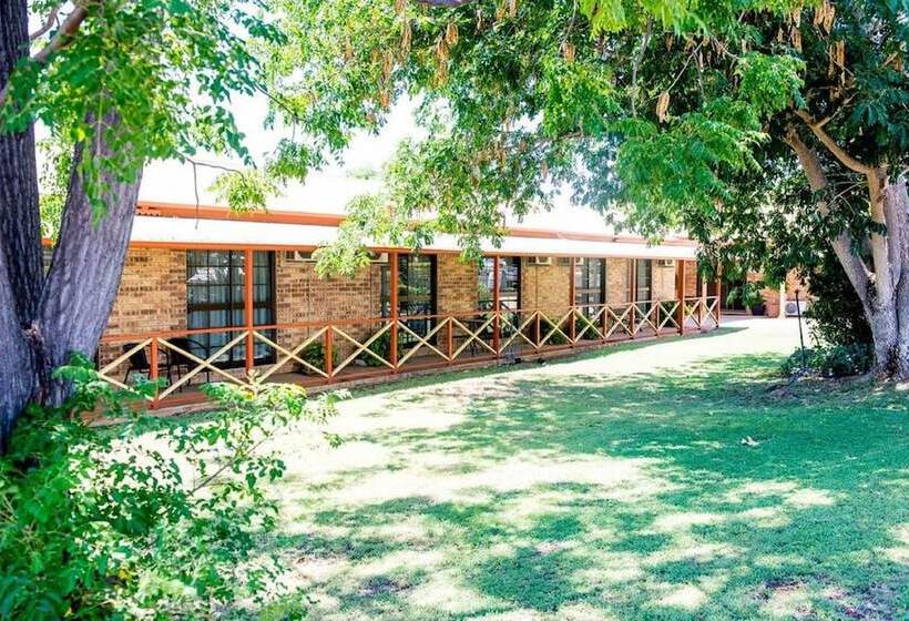 Мотель Clermont Country Motor Inn