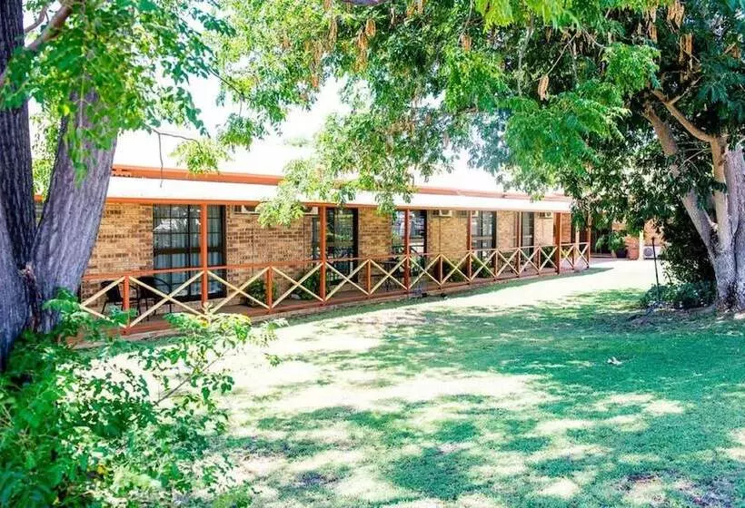 Motelli Clermont Country Motor Inn