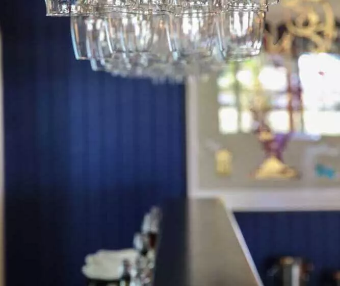 Motelli Clermont Country Motor Inn