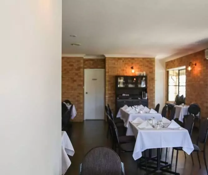 Motelli Clermont Country Motor Inn