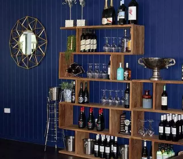 Motelli Clermont Country Motor Inn