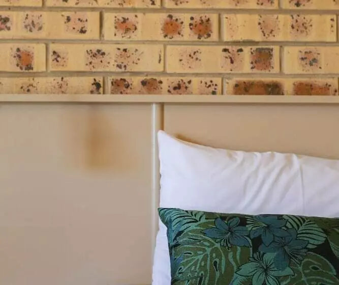 Motelli Clermont Country Motor Inn