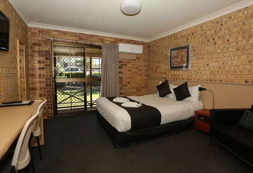 Motelli Clermont Country Motor Inn