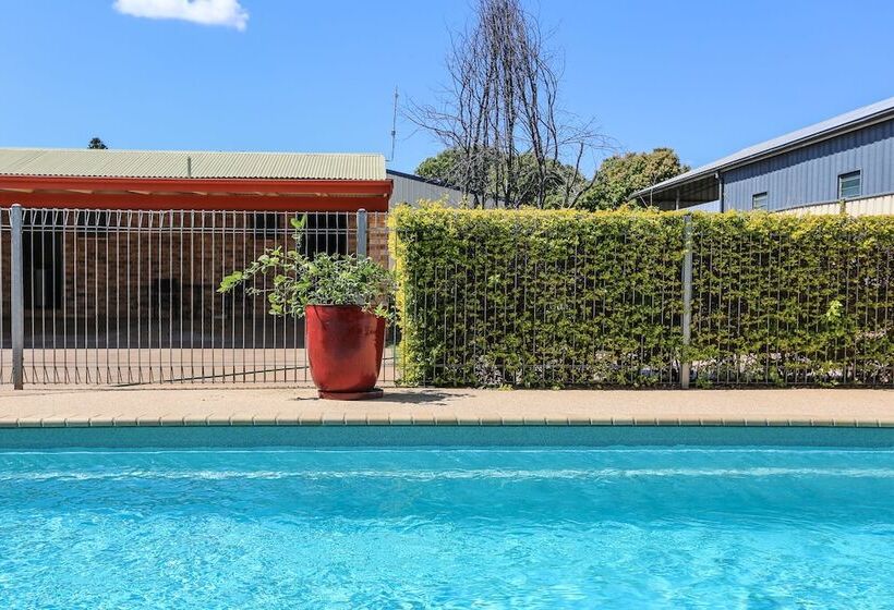 Мотель Clermont Country Motor Inn