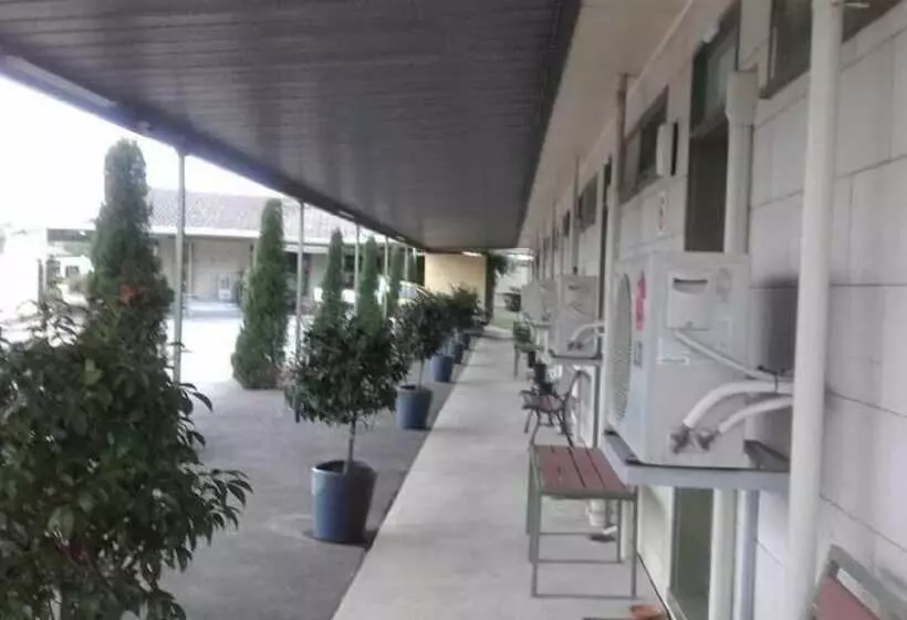 Donald Riverside Motel