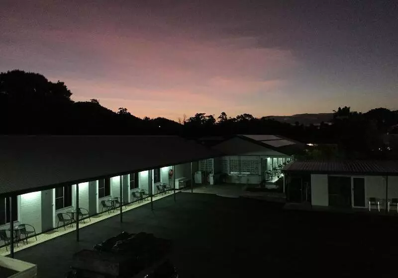 Hotelli Cardwell At The Beach