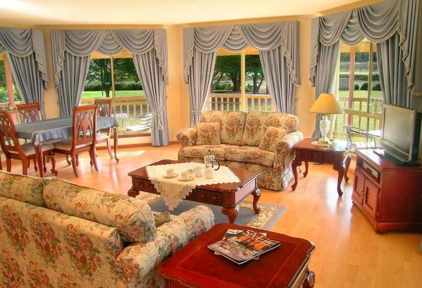 مبيت وإفطار Carolynnes Cottages