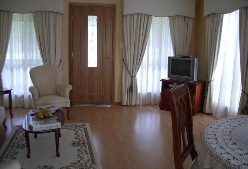 مبيت وإفطار Carolynnes Cottages