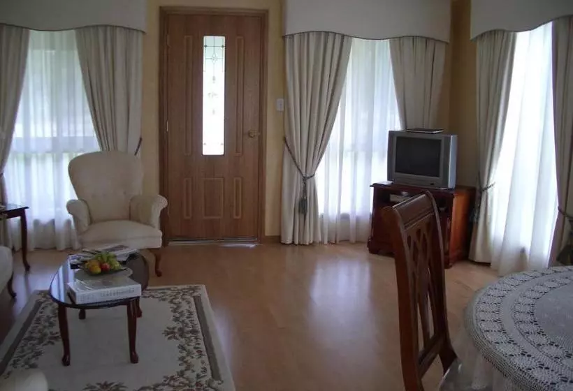 Aamiaismajoitus (B&B) Carolynnes Cottages