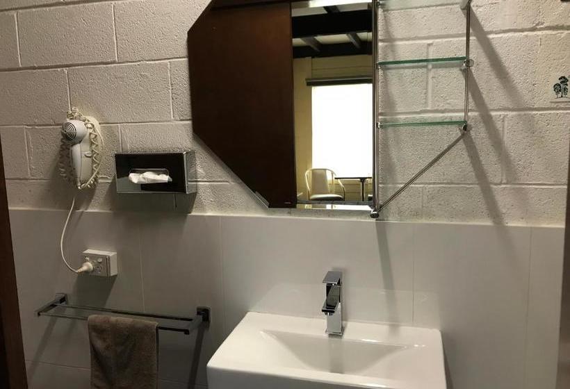 Benjamin Singleton Motel