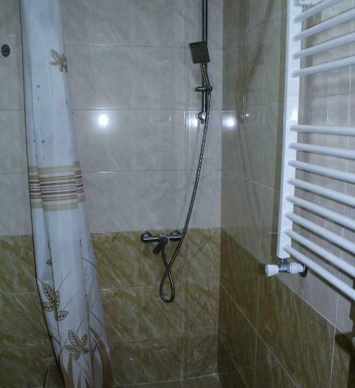 Bee Lucky Hostel And Tours