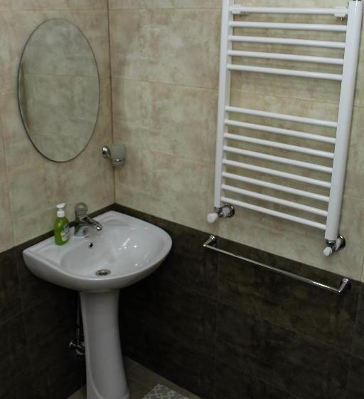 Bee Lucky Hostel And Tours