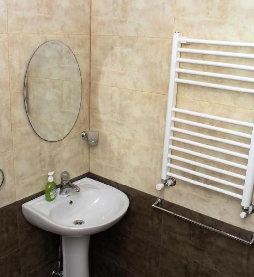 Bee Lucky Hostel And Tours