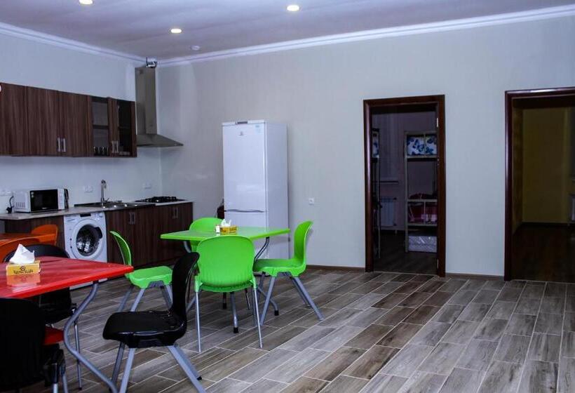 Bee Lucky Hostel And Tours