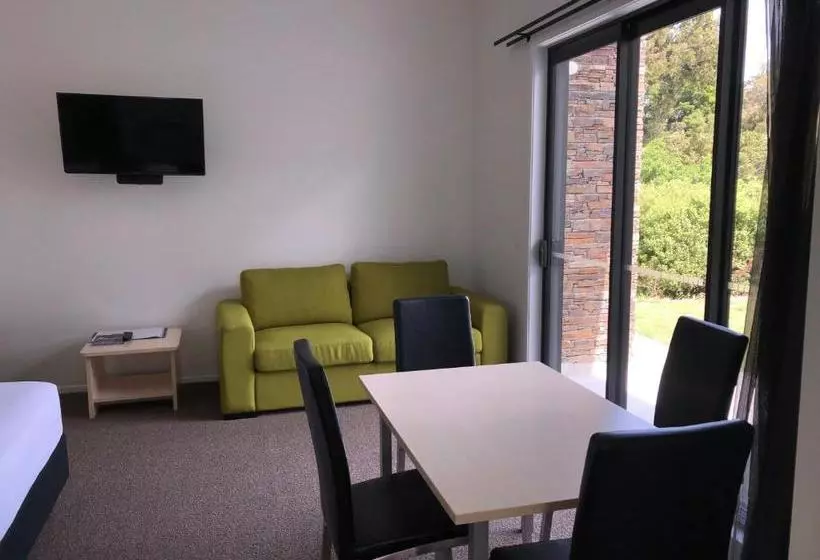 Glacier Highway Motel