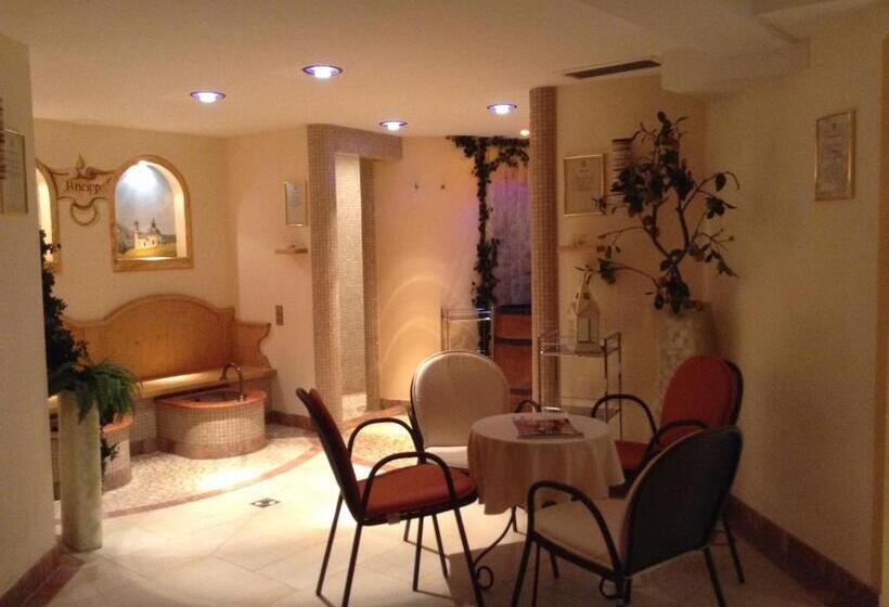 פנסיון Garni Almhof