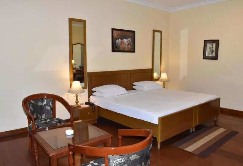 住所  The Royal Residency