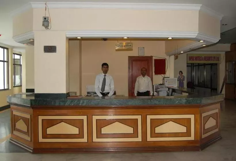 住所  The Royal Residency