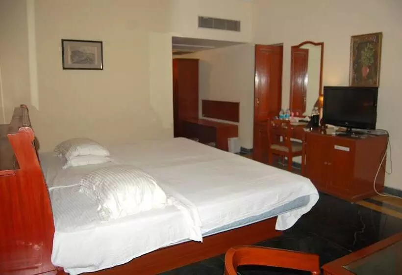 住所  The Royal Residency