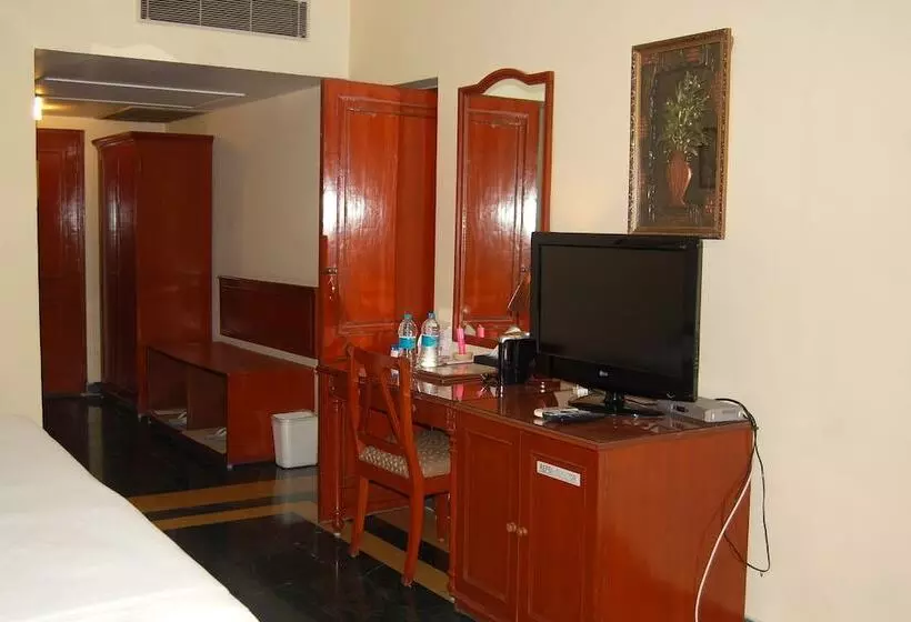 住所  The Royal Residency