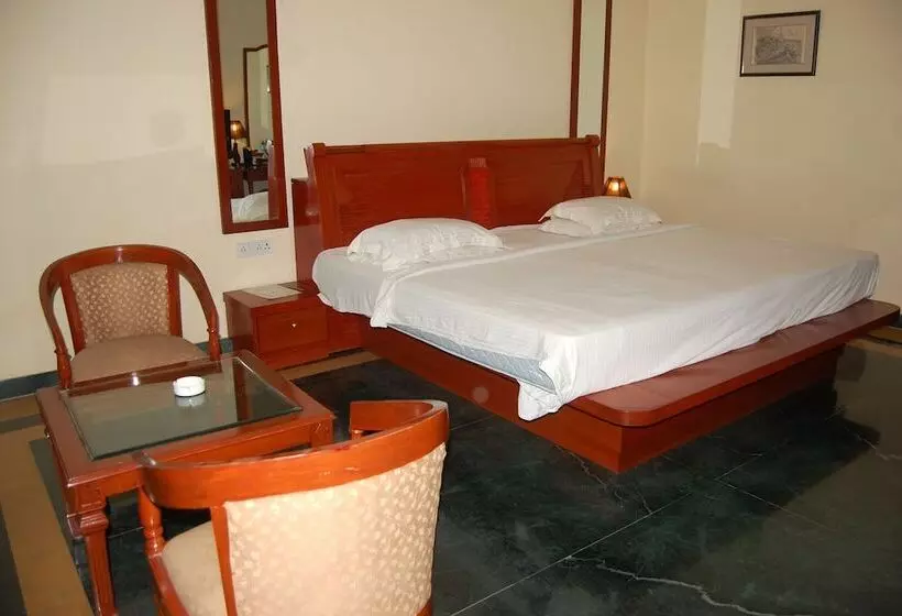 住所  The Royal Residency