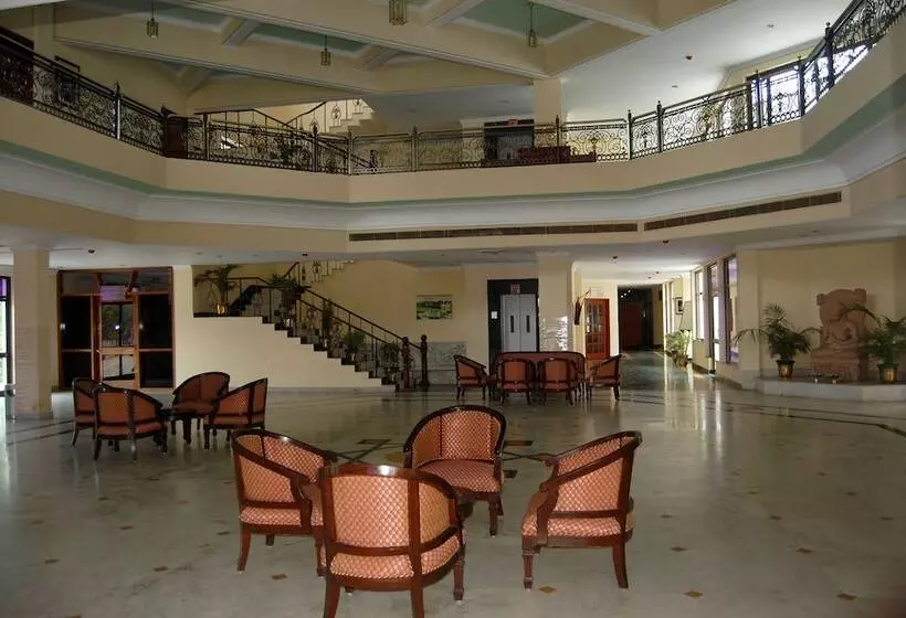 住所  The Royal Residency