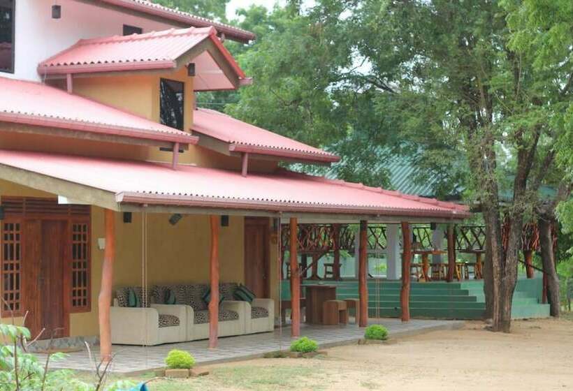 فندق Red Elephant Safari Cottage