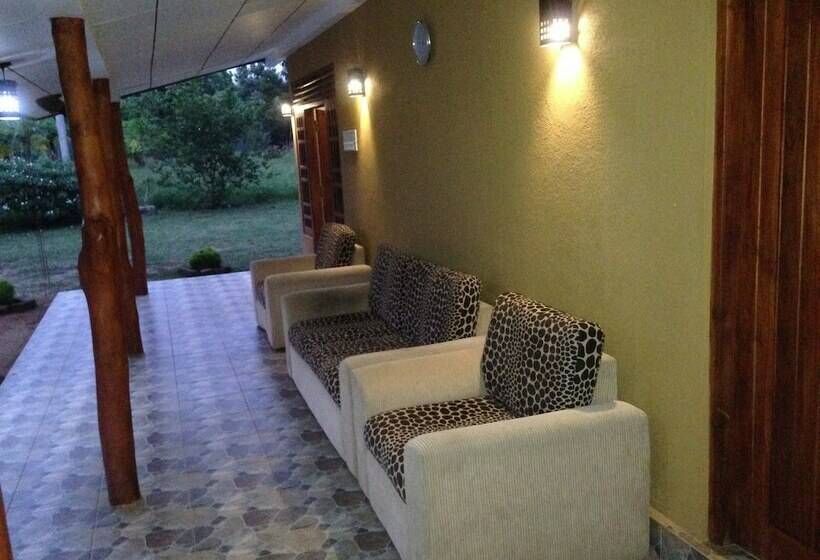 فندق Red Elephant Safari Cottage