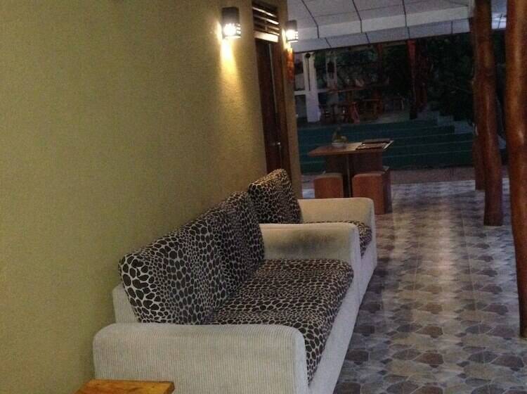 فندق Red Elephant Safari Cottage