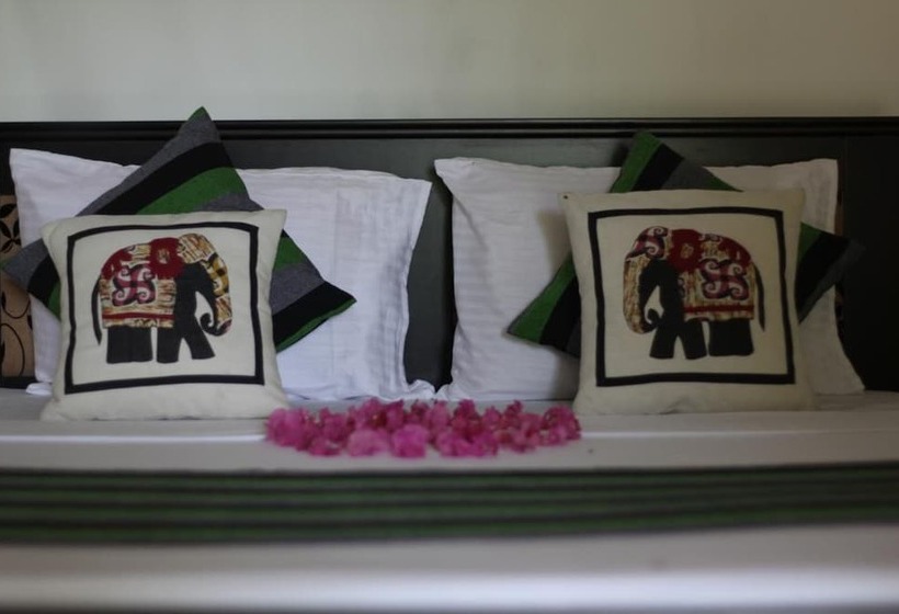 فندق Red Elephant Safari Cottage