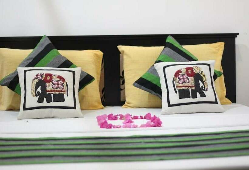 فندق Red Elephant Safari Cottage