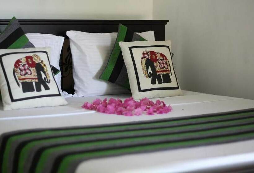 فندق Red Elephant Safari Cottage