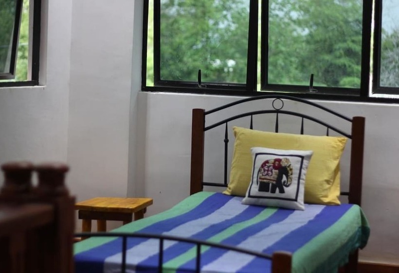 فندق Red Elephant Safari Cottage