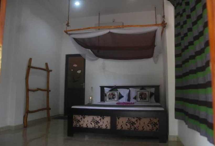 فندق Red Elephant Safari Cottage