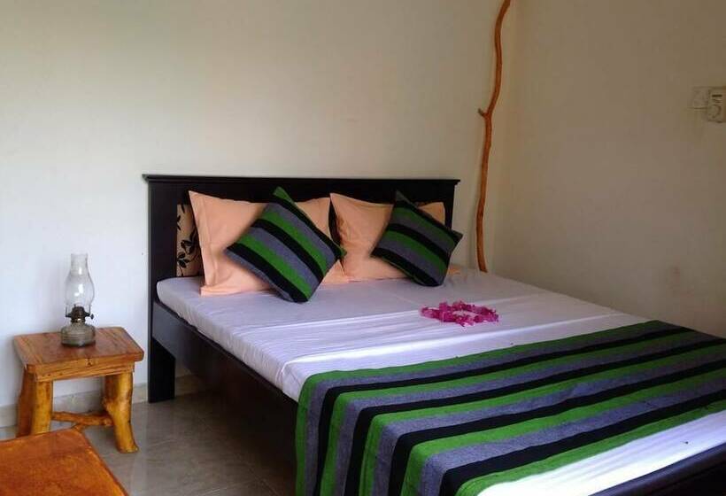 فندق Red Elephant Safari Cottage