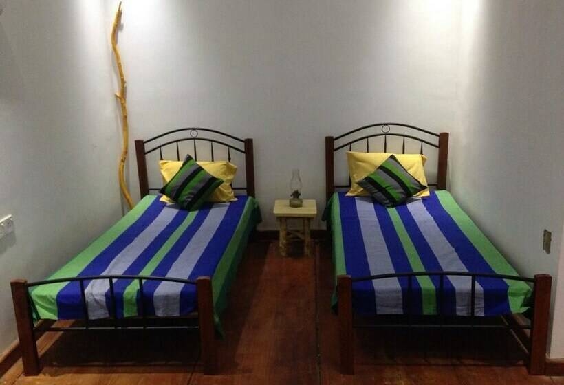 فندق Red Elephant Safari Cottage