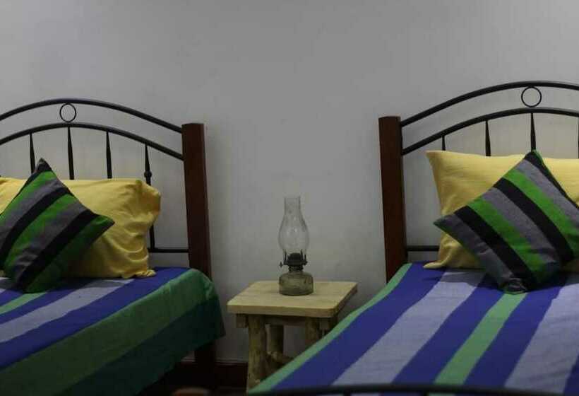 فندق Red Elephant Safari Cottage