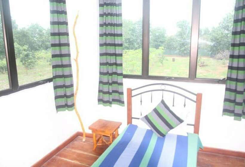 فندق Red Elephant Safari Cottage