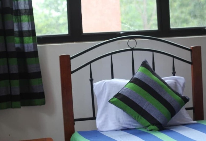 فندق Red Elephant Safari Cottage